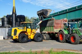 Der HL955A-AGRILOADER beim Verladen von Gärresten in der Biogasanlage Kirchwalsede von Loick mit einer 5-m3-Hochkippschaufel.