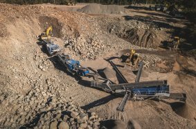 Der eingesetzte mobile Anlagenzug in Brasilien umfasst den Backenbrecher MOBICAT MC 110 EVO2, den Kegelbrecher MOBICONE MCO 90 EVO2 sowie die Siebanlage MOBISCREEN MSC 953 EVO.