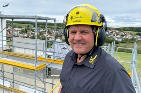 Matthias Müller, Leiter der AST Safety Academy, setzt mit dem smarten Guardio-Arbeitsschutzhelm inkl. Gehörschutz auf neueste Technik und digitale Präventionsarbeit.