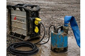 Schmutzwasserpumpe Tsurumi LB480 mit Instagrid-Akku: extrem flexibel und ebenso stark wie am Netz.