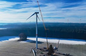 Der Grove GMK6400-1 bietet bei diesem Projekt eine herausragende Reichweite mit 54,6 m langem Hauptausleger in Kombination mit 73 m langer Wippspitze.