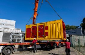 Die Generatoren wurden angeliefert, per Kran platziert und an den vorgesehenen Standorten aufgebaut.