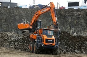 Effizientes Doppel: Der Raupenbagger DX400-9 Radlader und der knickgelenkte Muldenkipper DA30-7 von DEVELON überzeugten auf dem Demoareal der steinexpo.
