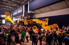 Allein aufgrund seiner Dimension mit einer Transportlänge von 15,5 Metern und einer Höhe von 5,6 Metern war der Cat 992 ein Besuchermagnet.