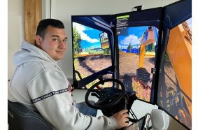Der technische Ausbilder Markus Keck saß bei der AST Arbeitssicherheit zum ersten Mal an einem Baugeräte-Simulator.