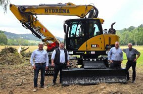 Müller Maschinen GmbH übernimmt HYDREMA – Vertrieb im Raum HAN-WOB-GÖ. Es freuen sich von links: Henning Wulff (Regionalleiter HYDREMA), Justin Ahrens und Ulf Ahrens (beide Geschäftsführer bei Müller Maschinen GmbH) sowie Martin Werthenbach (HYDREMA-Vertriebsleiter Deutschland).