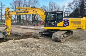 Präzises Arbeiten mit dem Komatsu PC220LCi-12: er ist als erster Bagger seiner Klasse serienmäßig mit iMC 3.0 ausgestattet.