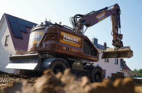 Optisch setzt der Bagger Akzente in Rehbraun.