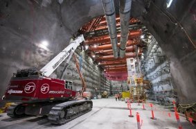 Associated Rigging Australia Pty Ltd setzt SENNEBOGEN Teleskop-Raupenkrane erfolgreich beim groß angelegten Metro-Tunnel-Projekt in Melbourne, Australien, ein.
