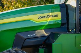 John Deere präsentiert vollelektrischen Traktor-Prototypen auf der Grünen Woche 2026