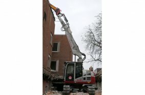 Der eingehobene Takeuchi TB 2150 CV vor einer der Wände die er zurückbauen muss.