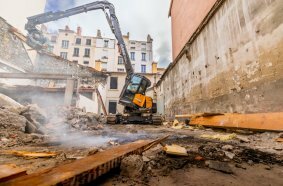 CASE Special Applications setzt ersten ultrakompakten Long-Reach Abbruchbagger in Lyon ein