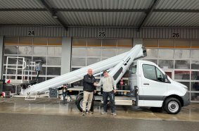 Übergabe des RUTHMANN STEIGER® TB 300 zwischen Daniel Kaufmann (Gebietsverkaufsleiter Region Mitte, Schweiz) und Thomas Frei von der Zimmerei Frei AG.
