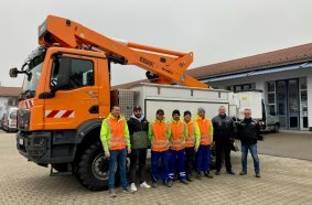 Markus Sindl (links) und sein Team der LEW Verteilnetz GmbH freuen sich über den neuen VERSALIFT VST-5500-SI.
