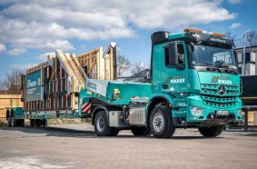 Transportlösung für übergroße Holzmodule: Rikker setzt auf DOLL Tiefbett