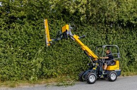 Der neue Schäffer 1422 T kombiniert die bewährte Kompaktheit des 1422 mit der Reichweite eines Teleskoparms und richtet sich damit gezielt an Garten- und Landschaftsbaubetriebe sowie Hausmeisterdienste.