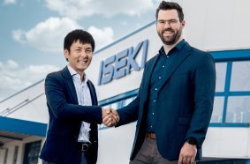 Der Geschäftsführer der ISEKI-Maschinen GmbH, Martin Hoffmann, (rechts) begrüßt seinen neuen Partner in der Geschäftsführung, Takaomi Fukuta, den Leiter des Iseki-Europa-Hauptquartiers, das künftig von Brüssel nach Meerbusch verlegt wird. 