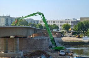 Der SENNEBOGEN 870 E Demolition brachte die Carolabrücke in Dresden kontrolliert zum Einsturz.
