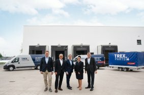 Der Beirat der TREX GmbH & Co. KG besichtigt den neuen Logistikstandort. V.l.n.r.: Christoph Böttcher (Geschäftsführer der TREX.PARTS GmbH & Co.KG), Hans-Peter Fricke (CEO der FRICKE Gruppe), Mathias Lentfer (Senior Vice President Global Customer Service der Jungheinrich AG und Geschäftsleiter der Jungheinrich Service & Parts AG & Co. KG), Nadine Despineux (Vertriebsvorständin der Jungheinrich AG), Holger Wachholtz (CFO der FRICKE Gruppe).