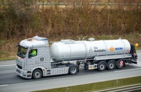 E-Lkw von Mercedes-Benz Trucks bringt Sole auf Autobahn im Winterdienst aus
