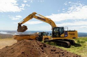 Komatsu ging zurück ans Reißbrett und gestaltete die Fahrerkabine neu, um ein Arbeitsumfeld zu schaffen, das komfortabel, effizient und mit intelligenter Technologie ausgestattet ist.
