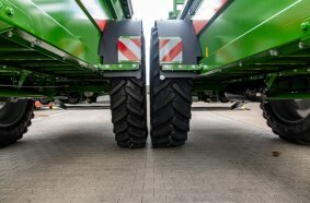 Gegenüberstellung der beiden Bereifungen mit EU-Typgenehmigung (CoC): links der VF 480/95 R50, rechts der neue VF 520/85 R50.