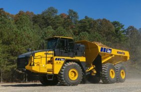 Der HM460-6 verfügt über ein innovatives Traktionssystem und einen neuen Komatsu DBA127-Motor, der für außergewöhnliche Leistung, Drehmoment und Kraftstoffeffizienz entwickelt wurde.