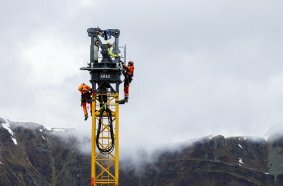 Um das Gewicht und die Flugstunden möglichst gering zu halten, stellten die Kranspezialisten von BKL den Kran ohne Kabine und entfernten weitere nicht notwendige Komponenten.
