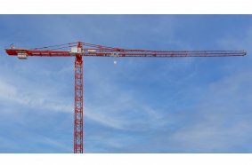 Der WOLFF 8095 Compact ist Wolffkrans bisher größter Laufkatzkran. Er tritt in der 900-mt- Klasse mit reduzierter Turmspitze an. Dadurch kann er sowohl bei den Traglasten als auch bei der Montage punkten.