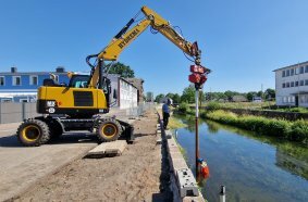 Selbst der MX16G hat so viel hydraulische Kraft, dass er eine Müller – Ramme betreiben kann. Hier im Einsatz beim Wasserwegebauer Holger Roock aus Sundhagen in Mecklenburg- Vorpommern.  