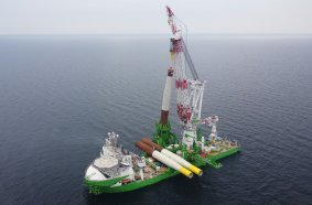 Meilenstein für Arcadis Ost 1: Das erste XXL-Monopile für den Offshore-Windpark ist installiert