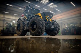 Highlight auf der Agra 2022: Ein in Continental-Farben folierter Fendt Traktor des Lohnunternehmens M&H Agrarlogistik.