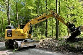 Grabenreinigung im Wald Eine der Aufgaben, die der neue Komatsu PW158-11 von Bernd Gronbach Transport & Wegebau zukünftig übernimmt. 