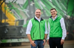 Anton Sennebogen (rechts), Geschäftsführer der Sennebogen Maschinenfabrik GmbH, und Christian Wich (links), Account Manager CT&I bei DLL, ziehen eine positive Bilanz zum Start von Sennebogen Finance und schauen zuversichtlich auf das Jahr 2025.
