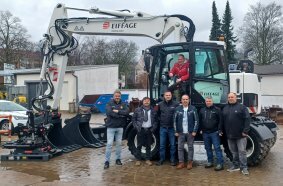HYDREMA - Regionalleiter Rico Zartmann und Verkaufsleiter Michael Hohlwein von KOHRMANN (1. und 2. von links) zusammen mit dem stolzen Team von Eiffage Infra-Ost bei der Übergabe des MX16G.
