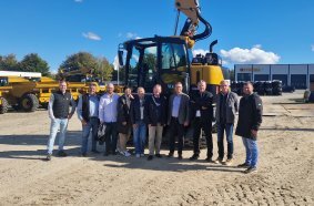 Konzernchef Jan Werner Jensen (4.v.r) begrüßte Michael Ellinger 5.v.r) mit seiner Vertriebsmannschaft im Werk zusammen mit Martin Werthenbach (3.v.r.) und Mario Haun (ganz links).