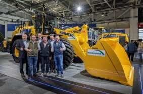 Von der Messe direkt in den Einsatz: Rohrdorfer Sand und Kies GmbH sicherte sich beim Messebesuch auf der bauma 2025 den neuen Komatsu WA485-11.