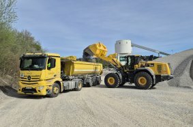 Von der Messe direkt in den Einsatz: Effiziente Schaufelladung für den nächsten Lkw – das Teamwork zwischen Maschine und Fahrer läuft rund.