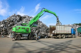 Mit spürbarer Power bringt der 824 G Electro Battery das Material auf den LKW. 