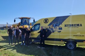 Auf dem Bild von links: Daniel Urland (Flottenmanager bei HYDREMA), Mario Haun, Robin Schömer, Pascal Will und Martin Werthenbach