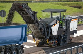 Autobahnen, Bundesstraßen und Flughäfen: Mit Fräsbreiten zwischen 2,0 m (6 ft 7 in) und 2,5 m (8 ft 2 in) ist die neue Großfräse W 210 XF prädestiniert für Deckschichtsanierungen, den Komplettausbau und auch für Feinfräsarbeiten.