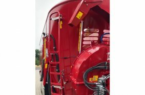 Die neue BvL Schieberanzeige: Anhand der LED-Lichtleiste ist der Öffnungsstand des Schiebers am BvL-Futtermischwagen gut erkennbar – auch wenn der Schieber selbst außerhalb des Sichtfeldes liegt.