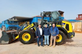 Inhaber Frank Biedermann (re.), Sohn Moritz und Kuhn Vertriebsleiter Jochen Beißwenger (li.) bei der Übergabe des neuen Komatsu WA170M-11 auf dem Betriebshof in Bönnigheim.