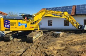 Der neue Komatsu PC220LCi mit intelligent Machine Control 3.0 im Einsatz auf einer Baustelle von Josef Hogger Tiefbau e. K. in Kienberg.