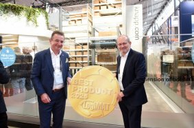Heimo Robosch (Executive Vice President, KNAPP) und KNAPP-CEO Gerald Hofer nahmen den Preis für das Beste Produkt 2025 entgegen.