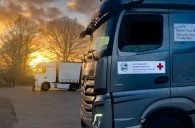 Die Daimler Truck AG stellt kostenfrei Lkw und Busse für Hilfslieferungen sowie Sach- und Geldspenden für gezielte Hilfsaktionen zur Verfügung.
