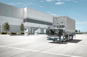 Visualisierung des neuen KAMAG ePM 101 mit neu gestaltetem Fahrerhaus auf dem Logistikhof.