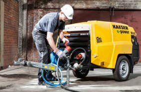 Bewährte Kaeser-Qualität nun auch mit Elektroantrieb. Die mobilen Baukompressoren können auch unter strengsten Auflagen betrieben werden.