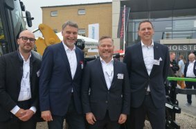 Gemeinsam auf Erfolgskurs: Christoph Lindhuber, Geschäftsführer Zeppelin Dänemark, Ulrich Sandner, Gebietsleiter Nord von Zeppelin Rental, Holger Schulz, Vorsitzender der Geschäftsführung von Zeppelin Baumaschinen, und Lars Käselau, Leiter der Niederlassung Hamburg und Messestandleiter bei Zeppelin Baumaschinen (von links).