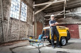 Bewährte Kaeser-Qualität nun auch mit Elektroantrieb. Die mobilen Baukompressoren können auch unter strengsten Auflagen betrieben werden.